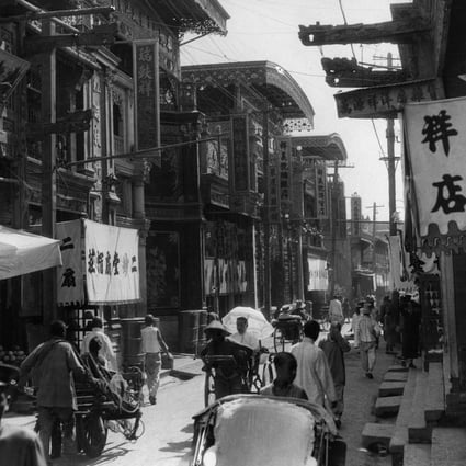 A 1920s Peking street scene captured by American traveller Burton Holmes. Photo: Getty Images