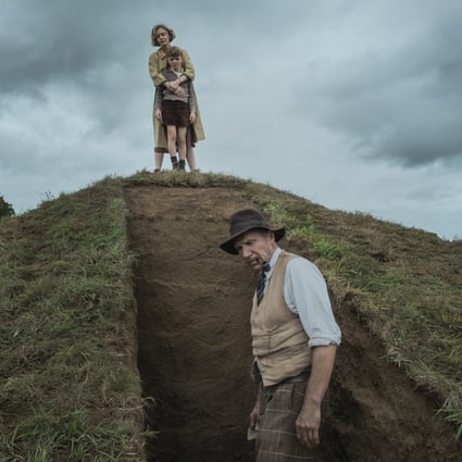 Carey Mulligan as Edith Pretty (back) and Ralph Fiennes as Basil Brown in a scene from The Dig. Photo: Larry Horricks/Netflix