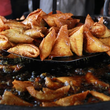 Hot and fresh samosas at a market in Bangalore. Photo: Getty Images