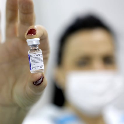 Sputnik V uses two different disarmed strains of the adenovirus, a virus that causes the common cold, as vectors to deliver the vaccine dose. Photo: EPA-EFE