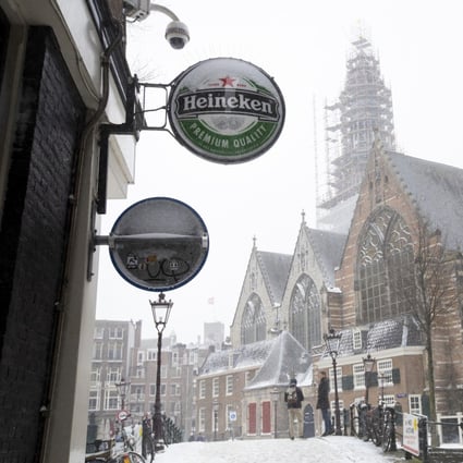 The Oude Kerk, Amsterdam’s oldest building, is seen near a bar closed because of the Dutch city’s coronavirus lockdown on Sunday. Amsterdam overtook London as Europe’s largest share trading centre last month. Photo: AP
