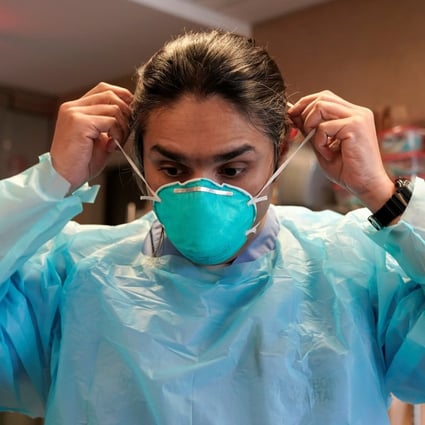 A US doctor dons an N95 mask before entering the ICU at an Oklahoma hospital. Photo: Reuters