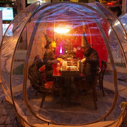 A couple celebrate Valentine‘s Day in a ‘Private Snow Globe’ at a New York restaurant. Photo: AFP