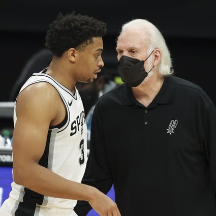 San Antonio Spurs coach Gregg Popovich talks to forward Keldon Johnson in an NBA game against the Charlotte Hornets in Charlotte, North Carolina, in February. Photo: AP