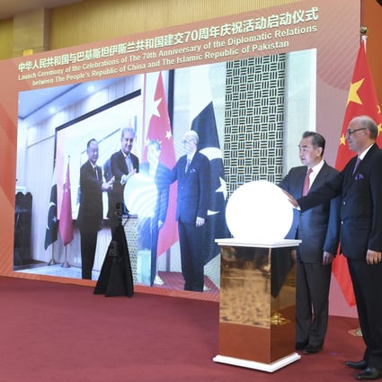 Chinese Foreign Minister Wang Yi (second right) spoke to his Pakistani counterpart, Makhdoom Shah Mahmood Qureshi (seen on screen), via a video link on Tuesday. Photo: Xinhua