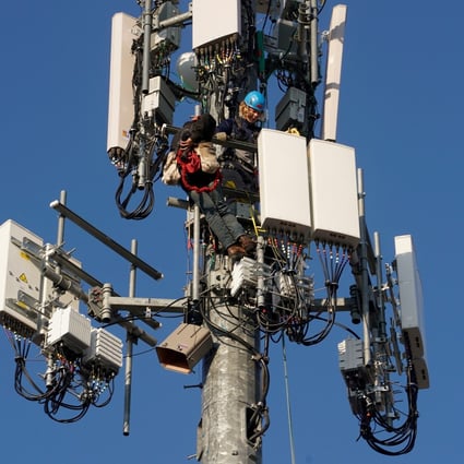 A contract crew from Verizon installs 5G equipment on a tower in Orem, Utah, December 3, 2019. Photo: Reuters