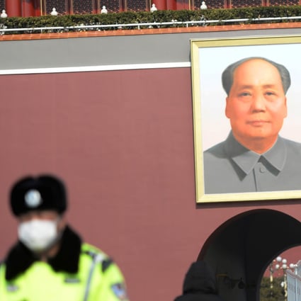 A police officer wearing a face mask stands guard under a giant portrait of the late Chinese chairman Mao Zedong at the Tiananmen Gate in Beijing, China, 2020. Photo: Reuters