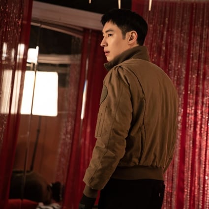 Lee Je-hoon plays the cool and confident Kim Do-ki in the K-drama Taxi Driver.