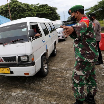 Security officers stop a minivan at a checkpoint in Indonesia after the government imposed a travel ban earlier this month ahead of the Eid-ul-Fitr festival. Photo: EPA
