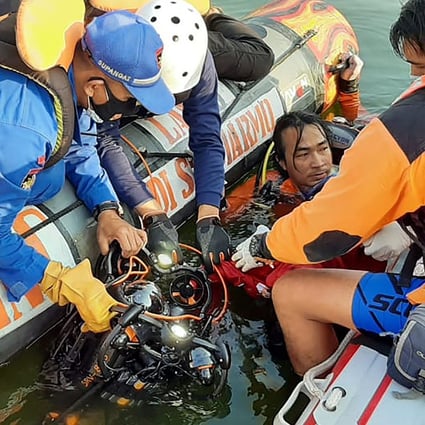 Rescuers search for victims after a boat carrying 20 holiday-makers capsized on at a reservoir in Boyolali, Central Java. Photo: Handout/National Search and Rescue Agency (Basarnas)/AFP