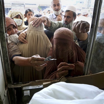 People jostle to buy groceries at a government-run supermarket providing special discounts for Ramadan in Peshawar, Pakistan, on April 10. Photo: AP