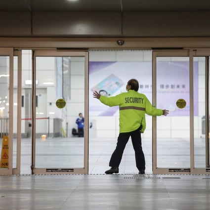 A security guard closes the gate of Shenzhen Bay Port on February 8, 2020. Photo: K.Y. Cheng