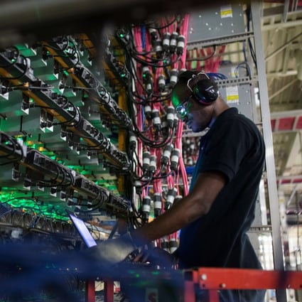 A technician monitors cryptocurrency mining rigs at a Bitfarms facility in Saint-Hyacinthe, Quebec, Canada, on July 26, 2018. Photo: Bloomberg