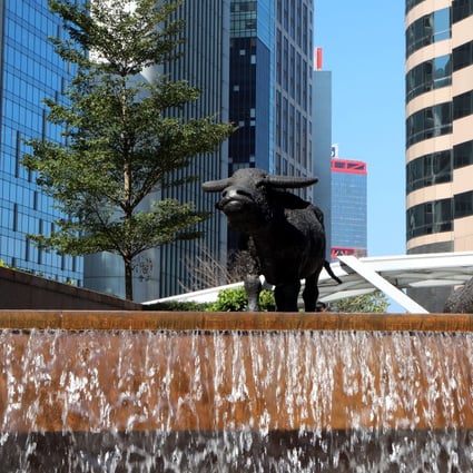 Bronze bulls stand guard before Exchange Square, home of the Hong Kong stock exchange. Photo: Xinhua