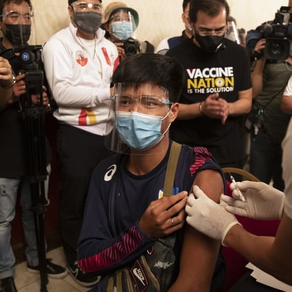 Philippine citizens queue to be vaccinated in Manila. Photo: AP