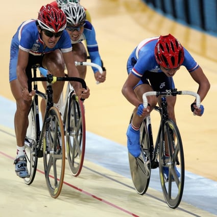 Cheung King-wai (right) on his way to victory in the 40km men’s points race at the 2006 Asian Games in Doha. Photo: Reuters