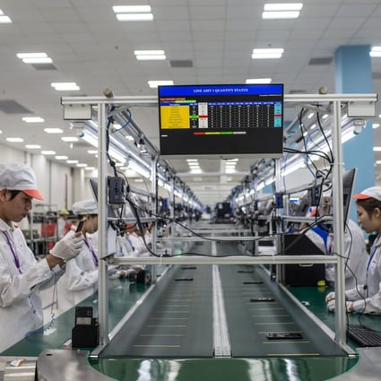 Workers perform quality checks on smartphones at the VinSmart factory at the Hoa Lac Hi-Tech Park in Hanoi, Vietnam, on September 25, 2019. Photo: Bloomberg