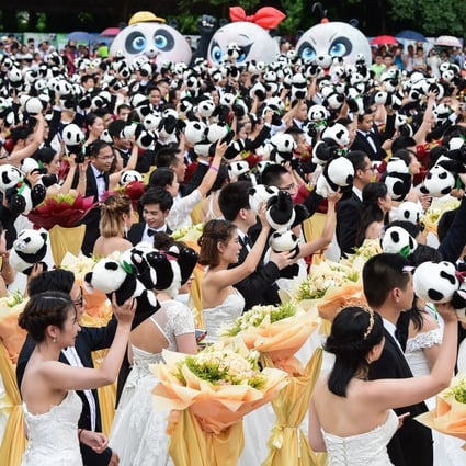 Couples attend a group wedding ceremony at the Chimelong Safari Park in Guangzhou in 2017. The park is now being sued for not allowing a lesbian couple to use a partner’s discount package. Photo: Xinhua