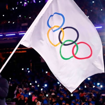 The president of the International Olympic Committee, Thomas Bach (left), during the handover ceremony of the Olympic flag to the mayor of Beijing, Chen Jining, in 2018. Photo: AFP