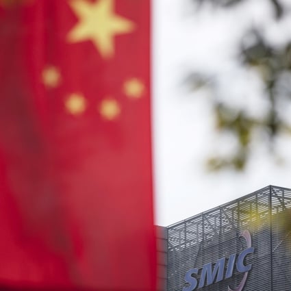 A Chinese flag near a logo atop the Semiconductor Manufacturing International Corp (SMIC) headquarters in Shanghai, China, on Tuesday, March 23, 2021. Photo: Bloomberg