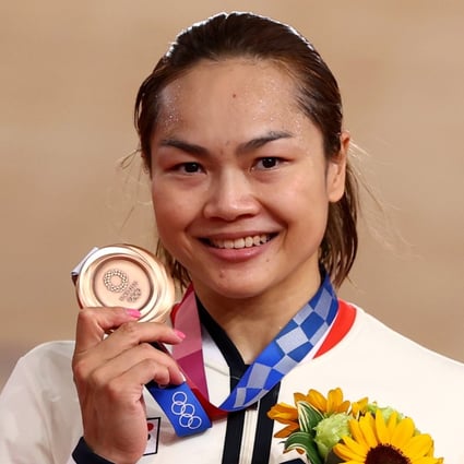Sarah Lee proudly shows off her Olympic medal after finishing third in the women’s sprint at the 2020 Tokyo Games. Photo: Reuters
