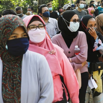 Women in Indonesia queue to receive a dose of the coronavirus vaccine. Photo: Reuters