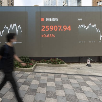 A public screen displays the Shenzhen Stock Exchange and the Hang Seng Index figures in Shanghai, China, on Wednesday, Aug. 18, 2021. Photo: Bloomberg