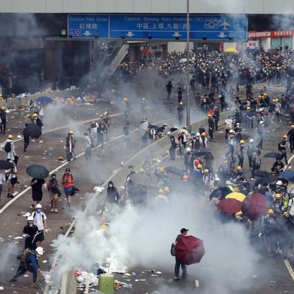 Police and protesters clash near Harcourt Road and Gloucester Road in Hong Kong in June 2019. Photo: Sam Tsang