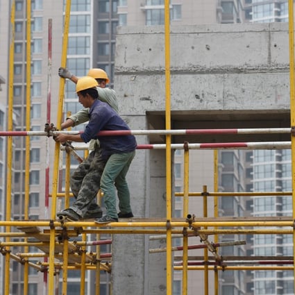 Construction workers assembling scaffolding on a housing complex in Beijing on August 15, 2017. Photo: AFP