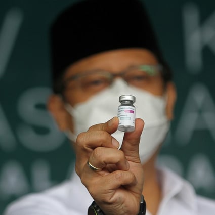 Indonesian Health Minister Budi Gunadi Sadikin shows off an AstraZeneca coronavirus vaccine vial at a mass vaccination programme in Surabaya. Photo: Reuters