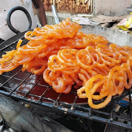 Fresh jalebis at a street stall. Unlike other Indian sweets, which are largely milk-based, this snack is made by deep-frying a batter made of flour, yogurt, cardamom powder and saffron, which is then dipped in a sweet syrup. Photo: Pradeep Chamaria