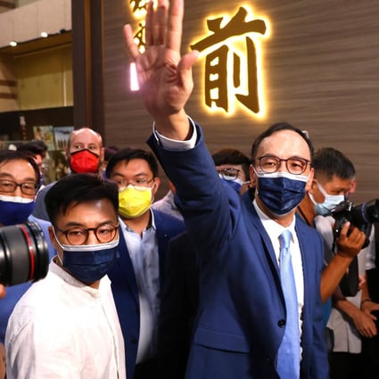 Eric Chu waves to supporters after winning the KMT leadership race in Taipei on Saturday. Photo: Reuters