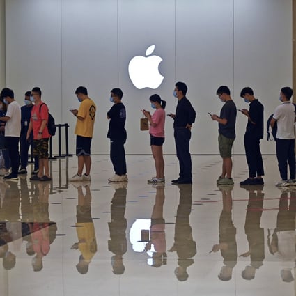 People line up at an Apple Store to buy the latest iPhone 13 handsets in Nanning, in southern China's Guangxi Zhuang Autonomous Region, on September 24, 2021. China’s power crisis threatens to disrupt production at Apple’s manufacturing supply chain in the country, as power cuts to meet government energy use targets have forced factories to shut down. Photo: AP