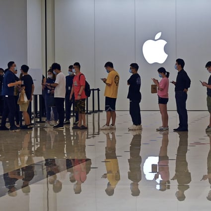 People line up at an Apple Store to buy the latest iPhone 13 handsets in Nanning in south China's Guangxi Zhuang Autonomous Region on Sept. 24, 2021. Photo: AP