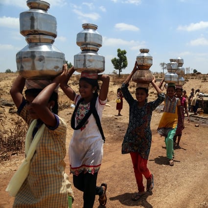 Villagers on the outskirts of Mumbai collect water from an almost-dry well in 2016. Photo: EPA