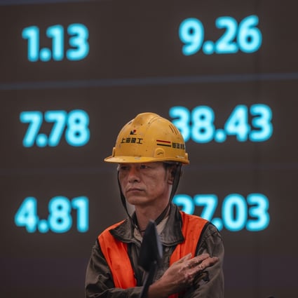A worker stands in front of an electronic screen showing stock prices and economic data in Shanghai. Chinese stocks fell in early trading on Thursday. Photo: EPA-EFE