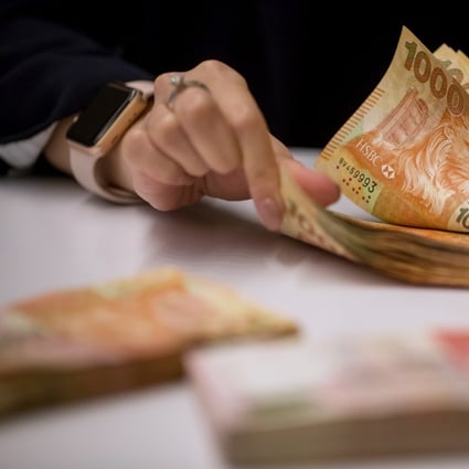 Hong Kong banks reported strong response from customers for investment products as the Wealth Management Connect made its debut on Tuesday. Photo: Bloomberg