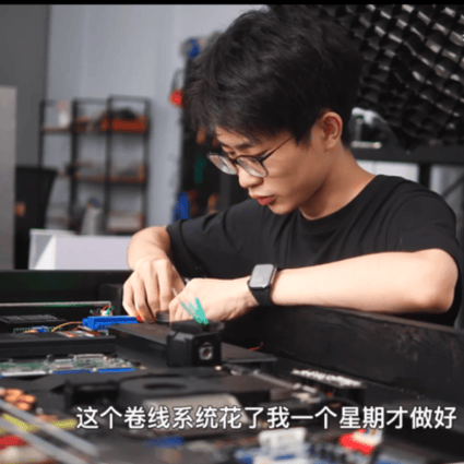 He Shijie, a tech vlogger with millions of online followers, said he has invented a wireless charger inspired by Apple's cancelled AirPower, calling it AirDesk. Photo: 老师好我叫何同学/Bilibili