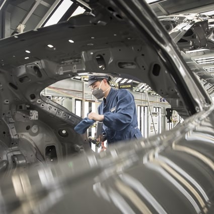 A worker assembling Geely’s Lynk 05 crossover sport utility vehicle (SUV) in the Zhejiang provincial city of Ningbo on April 28, 2020. Photo: Bloomberg.