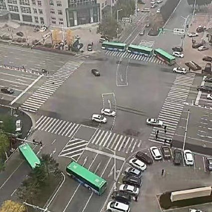 Traffic lights are turned red and roads blocked to stop people travelling in Liaoning. Photo: Weibo