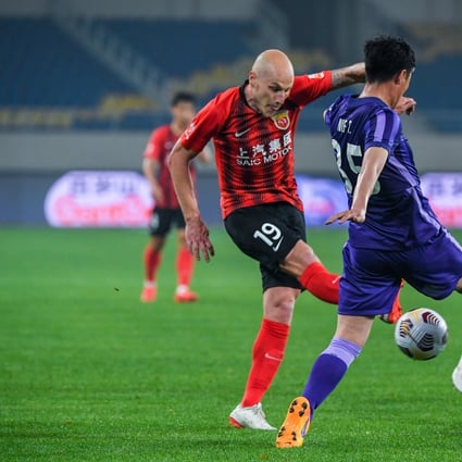 Australia midfielder Aaron Mooy of Shanghai Port in action against Tianjin Jinmen Tigers during the 2021 Chinese Super League season. Photo: Xinhua