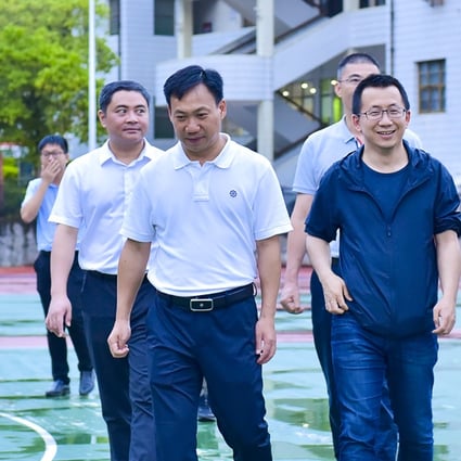 Zhang Yiming (in dark blue t-shirt) visited his old school, Yongding No.1 Middle School of Fujian, in June 2021. Photo: Longyan Education Bureau