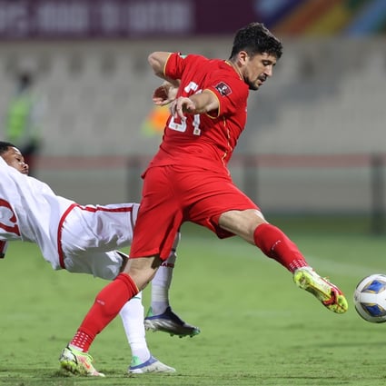 Luo Guofu (right) battles with Jameel Al Yahmadi of Oman during their 2022 World Cup Asian qualifiers in Sharjah. Photo: Xinhua