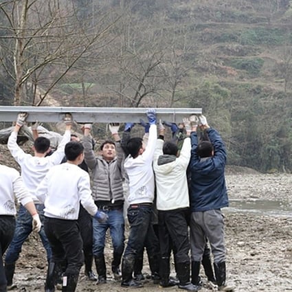 Students volunteering with the Wu Zhi Qiao Charitable Foundation build a bridge in Fengshan village, located in a mountainous area of Chongqing. Photo: Weibo