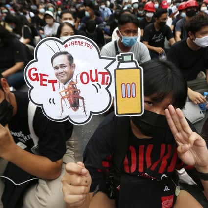 A person raises a three-finger salute during a protest in Bangkok on October 25, 2020. Photo: ZUMA Wire/dpa