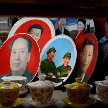 Decorative plates featuring images of Chinese President Xi Jinping and late communist leader Mao Zedong are displayed at a souvenir shop in Beijing. Photo: AFP