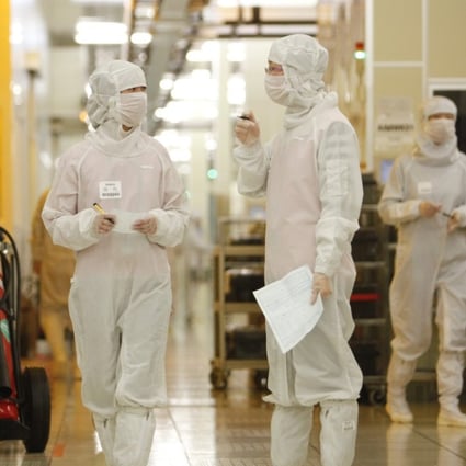 Employees operate at Semiconductor Manufacturing International Corp. (SMIC) in Shanghai in this file photo. China's biggest chipmaker has been riding on the coattails of increased adoption of fingerprint sensors in smartphones. Photo: Bloomberg