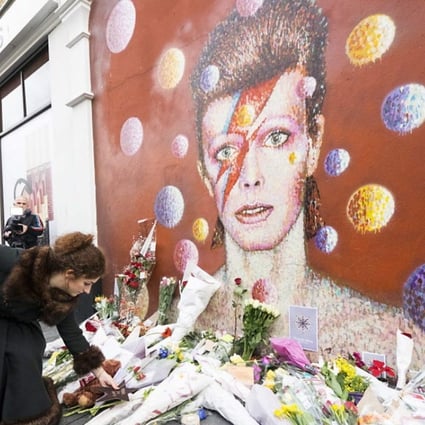 Fans pay their respects with flowers and messages at a David Bowie mural in Brixton, South London, Britain. Photo: Xinhua