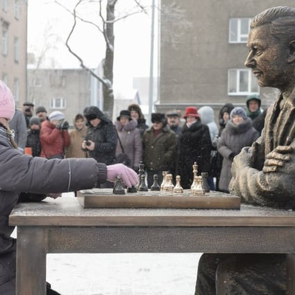Bronze statue of Estonian chess player Paul Keres in Narva, Estonia. Photo: Xinhua