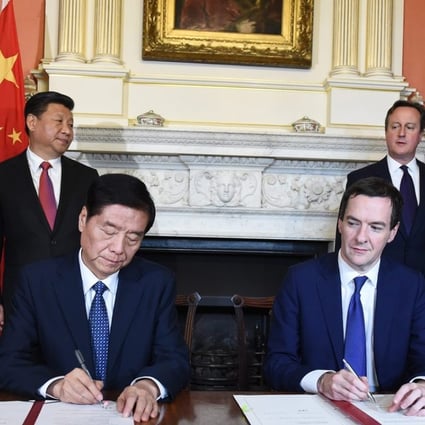 Chinese President Xi Jinping and British Prime Minister David Cameron watch on as China’s customs minister Yu Guangzhou and British Chancellor George Osborne sign a trade deal. Photo: EPA